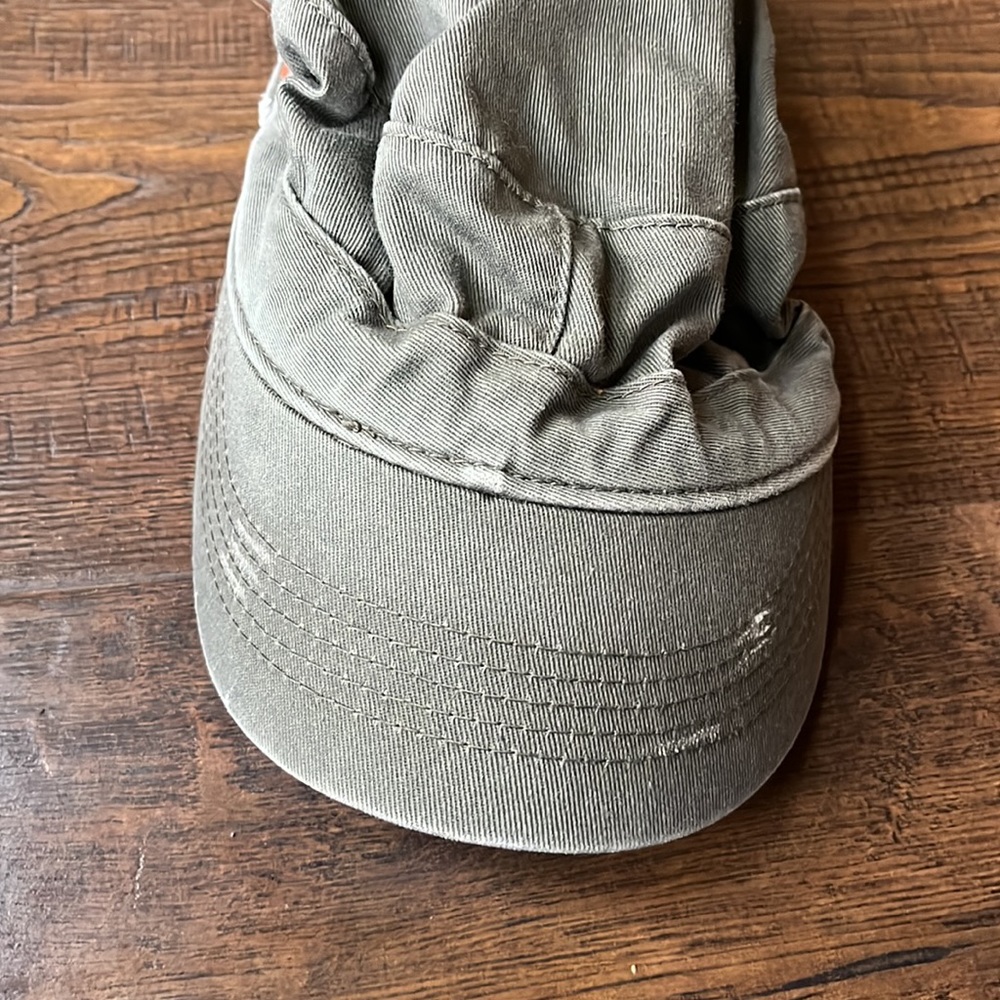 Alternative hat - Picture 2 of 6